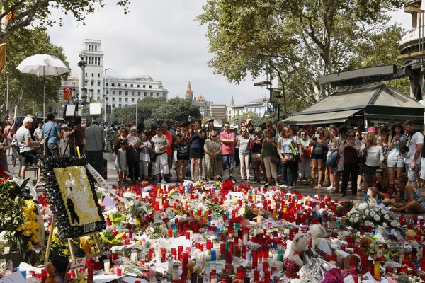 Barselona/İspanya, 21 Ağustos 2017: Barselona'nın Rambla üzerinde nerede Ağustos 2017, 17 yeniden bir araya insanlar en az 15 ölümcül kurbanları ve yaralı 120 haraç veren terörist bir saldırı olmuş.
