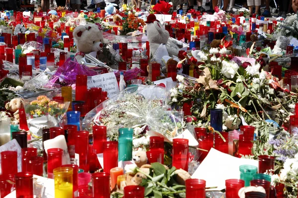 Barselona/İspanya, 21 Ağustos 2017: Barselona'nın Rambla üzerinde nerede Ağustos 2017, 17 yeniden bir araya insanlar en az 15 ölümcül kurbanları ve yaralı 120 haraç veren terörist bir saldırı olmuş.