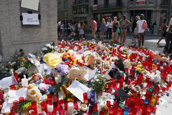 Barcelona/Španělsko - 21 srpna 2017: lidé se sešel na barcelonské Ramblas, kde 17. srpna 2017 byl teroristický útok, hold dát alespoň 15 smrtelných obětí a více než 120 zraněných. — Stock fotografie