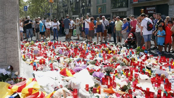 BARCELONA / SPAIN - 21 HARUS 2017: Orang-orang berkumpul kembali di Rambla, Barcelona, di mana 17 Agustus 2017 telah menjadi serangan teroris, memberikan penghormatan kepada setidaknya 15 korban fatal dan lebih dari 120 terluka . — Stok Foto