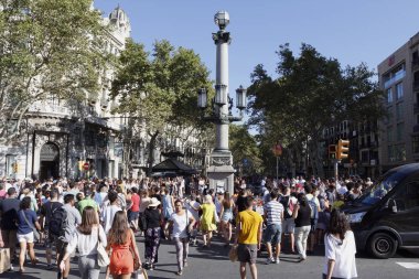 Barselona/İspanya, 21 Ağustos 2017: Barselona'nın Rambla üzerinde nerede Ağustos 2017, 17 yeniden bir araya insanlar en az 15 ölümcül kurbanları ve yaralı 120 haraç veren terörist bir saldırı olmuş.