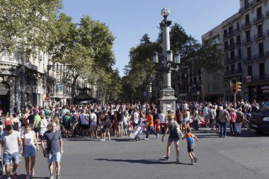 Barselona/İspanya, 21 Ağustos 2017: Barselona'nın Rambla üzerinde nerede Ağustos 2017, 17 yeniden bir araya insanlar en az 15 ölümcül kurbanları ve yaralı 120 haraç veren terörist bir saldırı olmuş.