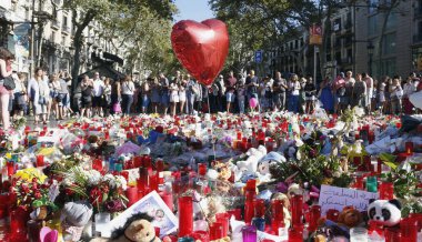 Barselona/İspanya, 21 Ağustos 2017: Barselona'nın Rambla üzerinde nerede Ağustos 2017, 17 yeniden bir araya insanlar en az 15 ölümcül kurbanları ve yaralı 120 haraç veren terörist bir saldırı olmuş.