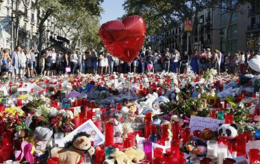 Barselona/İspanya, 21 Ağustos 2017: Barselona'nın Rambla üzerinde nerede Ağustos 2017, 17 yeniden bir araya insanlar en az 15 ölümcül kurbanları ve yaralı 120 haraç veren terörist bir saldırı olmuş.