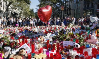 Barselona/İspanya, 21 Ağustos 2017: Barselona'nın Rambla üzerinde nerede Ağustos 2017, 17 yeniden bir araya insanlar en az 15 ölümcül kurbanları ve yaralı 120 haraç veren terörist bir saldırı olmuş.