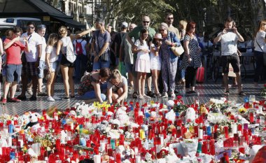 Barselona/İspanya, 21 Ağustos 2017: Barselona'nın Rambla üzerinde nerede Ağustos 2017, 17 yeniden bir araya insanlar en az 15 ölümcül kurbanları ve yaralı 120 haraç veren terörist bir saldırı olmuş.