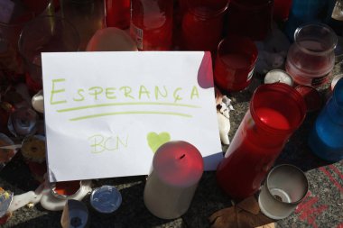 Barselona/İspanya, 21 Ağustos 2017: Barselona'nın Rambla üzerinde nerede Ağustos 2017, 17 yeniden bir araya insanlar en az 15 ölümcül kurbanları ve yaralı 120 haraç veren terörist bir saldırı olmuş.