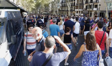 Barselona/İspanya, 21 Ağustos 2017: Barselona'nın Rambla üzerinde nerede Ağustos 2017, 17 yeniden bir araya insanlar en az 15 ölümcül kurbanları ve yaralı 120 haraç veren terörist bir saldırı olmuş.