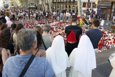 Barselona/İspanya, 21 Ağustos 2017: Barselona'nın Rambla üzerinde nerede Ağustos 2017, 17 yeniden bir araya insanlar en az 15 ölümcül kurbanları ve yaralı 120 haraç veren terörist bir saldırı olmuş.