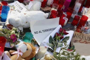 Barselona/İspanya, 21 Ağustos 2017: Barselona'nın Rambla üzerinde nerede Ağustos 2017, 17 yeniden bir araya insanlar en az 15 ölümcül kurbanları ve yaralı 120 haraç veren terörist bir saldırı olmuş.