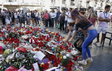 Barselona/İspanya, 21 Ağustos 2017: Barselona'nın Rambla üzerinde nerede Ağustos 2017, 17 yeniden bir araya insanlar en az 15 ölümcül kurbanları ve yaralı 120 haraç veren terörist bir saldırı olmuş.