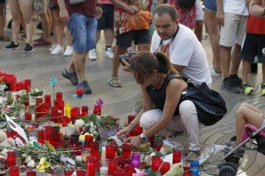 Barselona/İspanya, 21 Ağustos 2017: Barselona'nın Rambla üzerinde nerede Ağustos 2017, 17 yeniden bir araya insanlar en az 15 ölümcül kurbanları ve yaralı 120 haraç veren terörist bir saldırı olmuş.