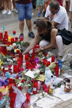 Barselona/İspanya, 21 Ağustos 2017: Barselona'nın Rambla üzerinde nerede Ağustos 2017, 17 yeniden bir araya insanlar en az 15 ölümcül kurbanları ve yaralı 120 haraç veren terörist bir saldırı olmuş.