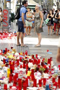 Barselona/İspanya, 21 Ağustos 2017: Barselona'nın Rambla üzerinde nerede Ağustos 2017, 17 yeniden bir araya insanlar en az 15 ölümcül kurbanları ve yaralı 120 haraç veren terörist bir saldırı olmuş.