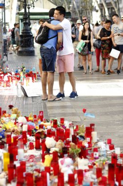 Barselona/İspanya, 21 Ağustos 2017: Barselona'nın Rambla üzerinde nerede Ağustos 2017, 17 yeniden bir araya insanlar en az 15 ölümcül kurbanları ve yaralı 120 haraç veren terörist bir saldırı olmuş.