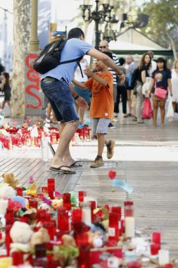 Barselona/İspanya, 21 Ağustos 2017: Barselona'nın Rambla üzerinde nerede Ağustos 2017, 17 yeniden bir araya insanlar en az 15 ölümcül kurbanları ve yaralı 120 haraç veren terörist bir saldırı olmuş.