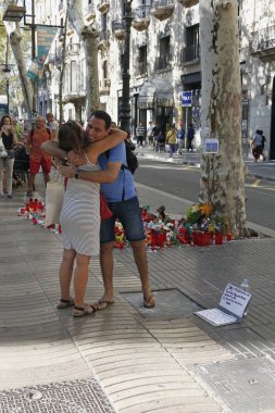 Barselona/İspanya, 21 Ağustos 2017: Barselona'nın Rambla üzerinde nerede Ağustos 2017, 17 yeniden bir araya insanlar en az 15 ölümcül kurbanları ve yaralı 120 haraç veren terörist bir saldırı olmuş.