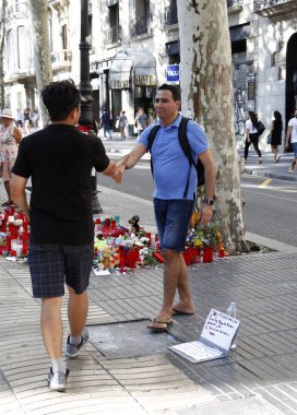 Barselona/İspanya, 21 Ağustos 2017: Barselona'nın Rambla üzerinde nerede Ağustos 2017, 17 yeniden bir araya insanlar en az 15 ölümcül kurbanları ve yaralı 120 haraç veren terörist bir saldırı olmuş.