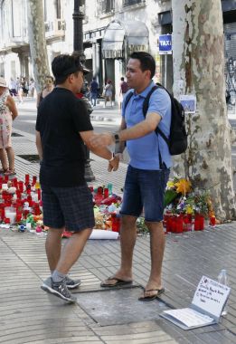 Barselona/İspanya, 21 Ağustos 2017: Barselona'nın Rambla üzerinde nerede Ağustos 2017, 17 yeniden bir araya insanlar en az 15 ölümcül kurbanları ve yaralı 120 haraç veren terörist bir saldırı olmuş.