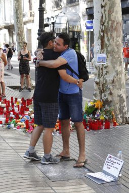 Barselona/İspanya, 21 Ağustos 2017: Barselona'nın Rambla üzerinde nerede Ağustos 2017, 17 yeniden bir araya insanlar en az 15 ölümcül kurbanları ve yaralı 120 haraç veren terörist bir saldırı olmuş.