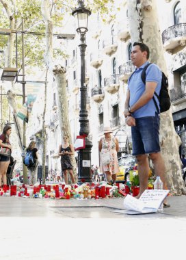 Barselona/İspanya, 21 Ağustos 2017: Barselona'nın Rambla üzerinde nerede Ağustos 2017, 17 yeniden bir araya insanlar en az 15 ölümcül kurbanları ve yaralı 120 haraç veren terörist bir saldırı olmuş.