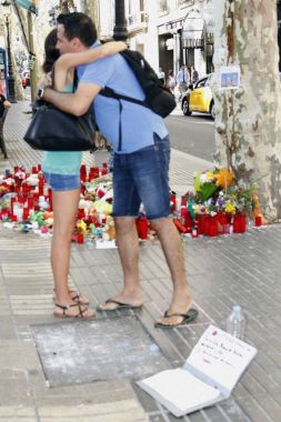 Barselona/İspanya, 21 Ağustos 2017: Barselona'nın Rambla üzerinde nerede Ağustos 2017, 17 yeniden bir araya insanlar en az 15 ölümcül kurbanları ve yaralı 120 haraç veren terörist bir saldırı olmuş.
