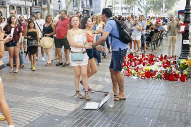 Barselona/İspanya, 21 Ağustos 2017: Barselona'nın Rambla üzerinde nerede Ağustos 2017, 17 yeniden bir araya insanlar en az 15 ölümcül kurbanları ve yaralı 120 haraç veren terörist bir saldırı olmuş.