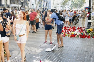 Barselona/İspanya, 21 Ağustos 2017: Barselona'nın Rambla üzerinde nerede Ağustos 2017, 17 yeniden bir araya insanlar en az 15 ölümcül kurbanları ve yaralı 120 haraç veren terörist bir saldırı olmuş.