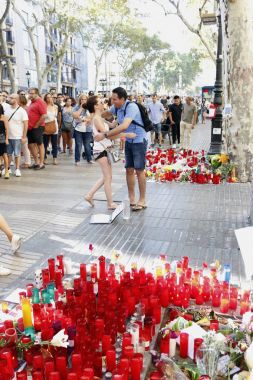 Barselona/İspanya, 21 Ağustos 2017: Barselona'nın Rambla üzerinde nerede Ağustos 2017, 17 yeniden bir araya insanlar en az 15 ölümcül kurbanları ve yaralı 120 haraç veren terörist bir saldırı olmuş.