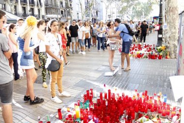 Barselona/İspanya, 21 Ağustos 2017: Barselona'nın Rambla üzerinde nerede Ağustos 2017, 17 yeniden bir araya insanlar en az 15 ölümcül kurbanları ve yaralı 120 haraç veren terörist bir saldırı olmuş.