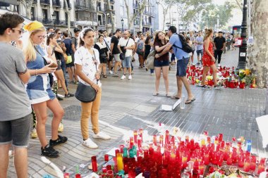 Barselona/İspanya, 21 Ağustos 2017: Barselona'nın Rambla üzerinde nerede Ağustos 2017, 17 yeniden bir araya insanlar en az 15 ölümcül kurbanları ve yaralı 120 haraç veren terörist bir saldırı olmuş.