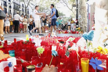 Barselona/İspanya, 21 Ağustos 2017: Barselona'nın Rambla üzerinde nerede Ağustos 2017, 17 yeniden bir araya insanlar en az 15 ölümcül kurbanları ve yaralı 120 haraç veren terörist bir saldırı olmuş.