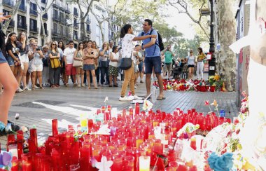 Barselona/İspanya, 21 Ağustos 2017: Barselona'nın Rambla üzerinde nerede Ağustos 2017, 17 yeniden bir araya insanlar en az 15 ölümcül kurbanları ve yaralı 120 haraç veren terörist bir saldırı olmuş.