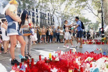 Barselona/İspanya, 21 Ağustos 2017: Barselona'nın Rambla üzerinde nerede Ağustos 2017, 17 yeniden bir araya insanlar en az 15 ölümcül kurbanları ve yaralı 120 haraç veren terörist bir saldırı olmuş.
