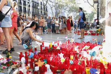 Barselona/İspanya, 21 Ağustos 2017: Barselona'nın Rambla üzerinde nerede Ağustos 2017, 17 yeniden bir araya insanlar en az 15 ölümcül kurbanları ve yaralı 120 haraç veren terörist bir saldırı olmuş.