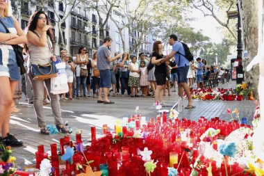 Barselona/İspanya, 21 Ağustos 2017: Barselona'nın Rambla üzerinde nerede Ağustos 2017, 17 yeniden bir araya insanlar en az 15 ölümcül kurbanları ve yaralı 120 haraç veren terörist bir saldırı olmuş.