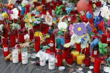 Barselona/İspanya, 21 Ağustos 2017: Barselona'nın Rambla üzerinde nerede Ağustos 2017, 17 yeniden bir araya insanlar en az 15 ölümcül kurbanları ve yaralı 120 haraç veren terörist bir saldırı olmuş.