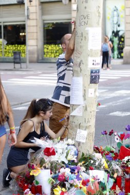 Barselona/İspanya, 21 Ağustos 2017: Barselona'nın Rambla üzerinde nerede Ağustos 2017, 17 yeniden bir araya insanlar en az 15 ölümcül kurbanları ve yaralı 120 haraç veren terörist bir saldırı olmuş.