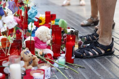 Barselona/İspanya, 21 Ağustos 2017: Barselona'nın Rambla üzerinde nerede Ağustos 2017, 17 yeniden bir araya insanlar en az 15 ölümcül kurbanları ve yaralı 120 haraç veren terörist bir saldırı olmuş.