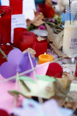 Barselona/İspanya, 21 Ağustos 2017: Barselona'nın Rambla üzerinde nerede Ağustos 2017, 17 yeniden bir araya insanlar en az 15 ölümcül kurbanları ve yaralı 120 haraç veren terörist bir saldırı olmuş.