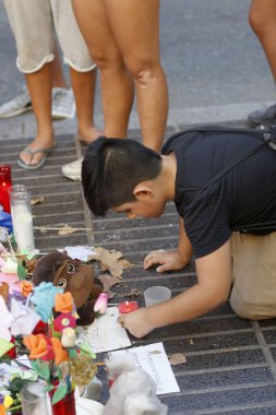 Barselona/İspanya, 21 Ağustos 2017: Barselona'nın Rambla üzerinde nerede Ağustos 2017, 17 yeniden bir araya insanlar en az 15 ölümcül kurbanları ve yaralı 120 haraç veren terörist bir saldırı olmuş.