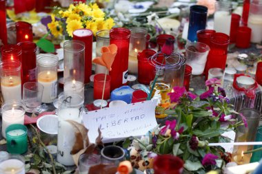 Barselona/İspanya, 21 Ağustos 2017: Barselona'nın Rambla üzerinde nerede Ağustos 2017, 17 yeniden bir araya insanlar en az 15 ölümcül kurbanları ve yaralı 120 haraç veren terörist bir saldırı olmuş.