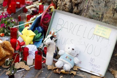 Barselona/İspanya, 21 Ağustos 2017: Barselona'nın Rambla üzerinde nerede Ağustos 2017, 17 yeniden bir araya insanlar en az 15 ölümcül kurbanları ve yaralı 120 haraç veren terörist bir saldırı olmuş.