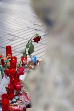 Barselona/İspanya, 21 Ağustos 2017: Barselona'nın Rambla üzerinde nerede Ağustos 2017, 17 yeniden bir araya insanlar en az 15 ölümcül kurbanları ve yaralı 120 haraç veren terörist bir saldırı olmuş.