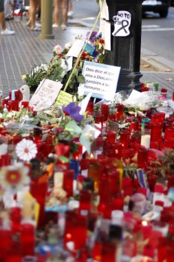 Barselona/İspanya, 21 Ağustos 2017: Barselona'nın Rambla üzerinde nerede Ağustos 2017, 17 yeniden bir araya insanlar en az 15 ölümcül kurbanları ve yaralı 120 haraç veren terörist bir saldırı olmuş.