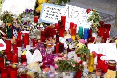 Barselona/İspanya, 21 Ağustos 2017: Barselona'nın Rambla üzerinde nerede Ağustos 2017, 17 yeniden bir araya insanlar en az 15 ölümcül kurbanları ve yaralı 120 haraç veren terörist bir saldırı olmuş.