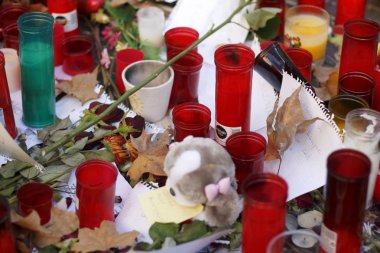Barselona/İspanya, 21 Ağustos 2017: Barselona'nın Rambla üzerinde nerede Ağustos 2017, 17 yeniden bir araya insanlar en az 15 ölümcül kurbanları ve yaralı 120 haraç veren terörist bir saldırı olmuş.