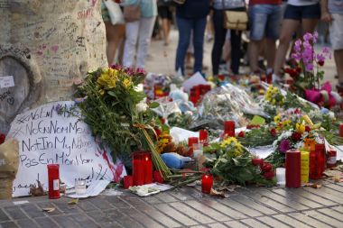 Barselona/İspanya, 21 Ağustos 2017: Barselona'nın Rambla üzerinde nerede Ağustos 2017, 17 yeniden bir araya insanlar en az 15 ölümcül kurbanları ve yaralı 120 haraç veren terörist bir saldırı olmuş.