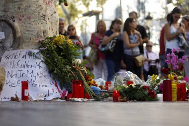 Barselona/İspanya, 21 Ağustos 2017: Barselona'nın Rambla üzerinde nerede Ağustos 2017, 17 yeniden bir araya insanlar en az 15 ölümcül kurbanları ve yaralı 120 haraç veren terörist bir saldırı olmuş.