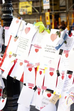 Barselona/İspanya, 21 Ağustos 2017: Barselona'nın Rambla üzerinde nerede Ağustos 2017, 17 yeniden bir araya insanlar en az 15 ölümcül kurbanları ve yaralı 120 haraç veren terörist bir saldırı olmuş.